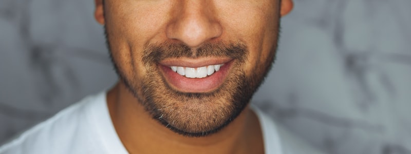 幽默风趣解说员张伟在解说时露出开心笑容的瞬间