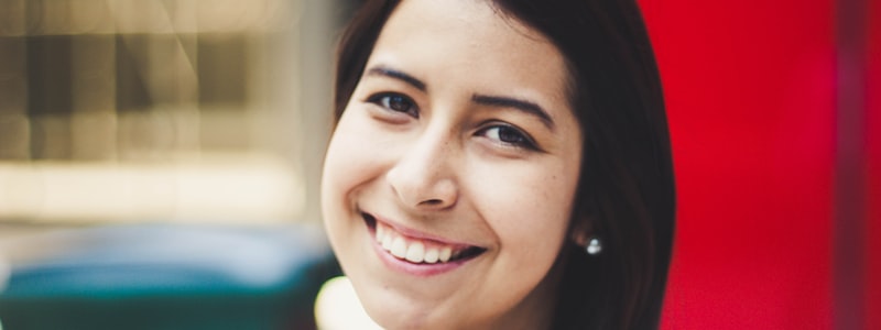 战术大师解说员王哲在分析比赛战术板的专业形象