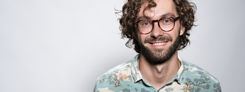 激情派解说员李响在演播室手持麦克风解说的场景