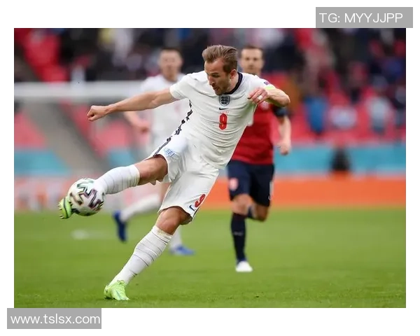 拜仁狂胜里昂四球大捷帽子戏法点燃全场激情与转会传闻交织